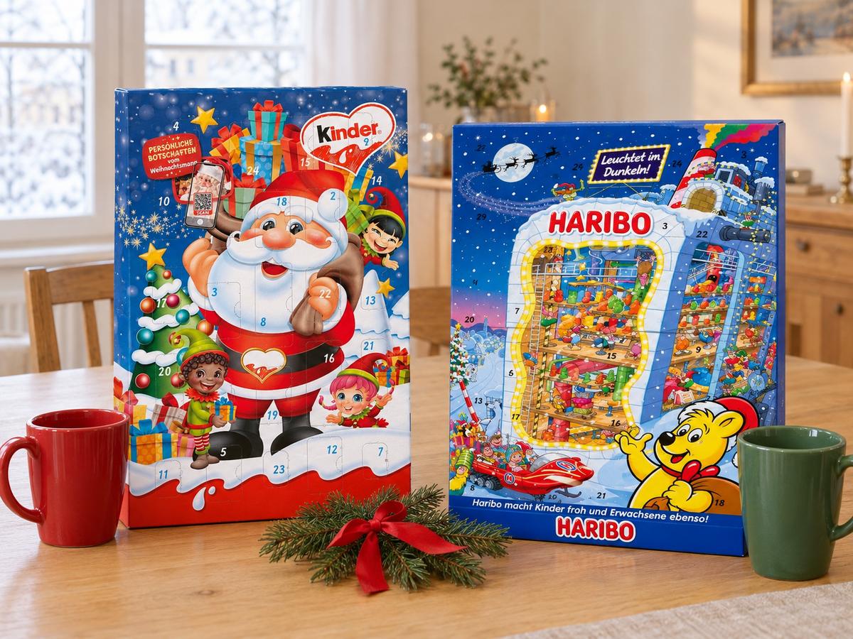 Kinder adventní kalendář mix 151 g a Haribo adventní kalendář 300 g vedle sebe na stole, každý pro jednoho sourozence