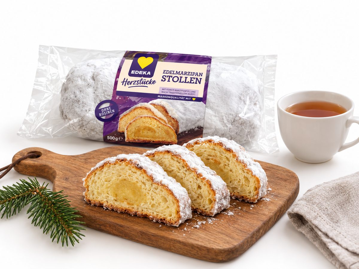 Marcipánová vánoční štola Edeka Herzstücke bez rozinek 500 g a plátky štoly s marcipánovým středem na dřevěném prkénku