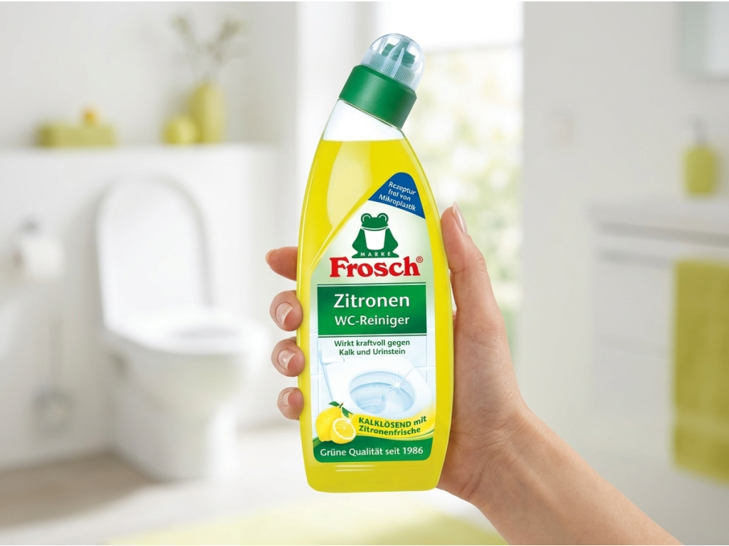 Frosch WC čistič citrón 750 ml držený v ruce