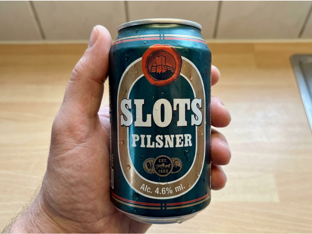 Plechovka Slots Pilsner v ruce