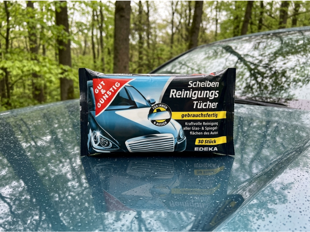 G&G čisticí ubrousky u čistého čelního skla automobilu