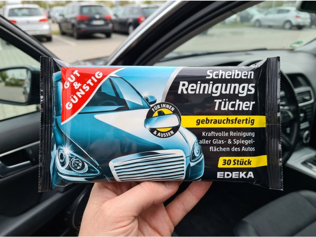 Balení G&G čisticích ubrousků na autoskla držené v ruce