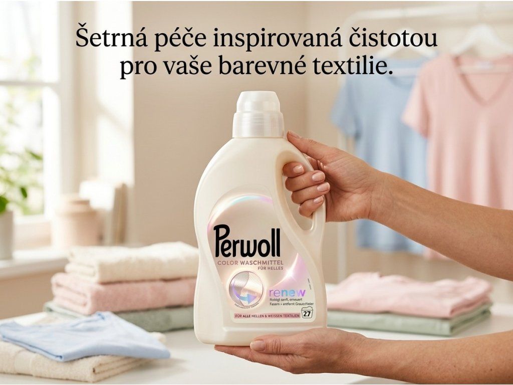 Lahev Perwoll Color pro světlé odstíny držená v ruce
