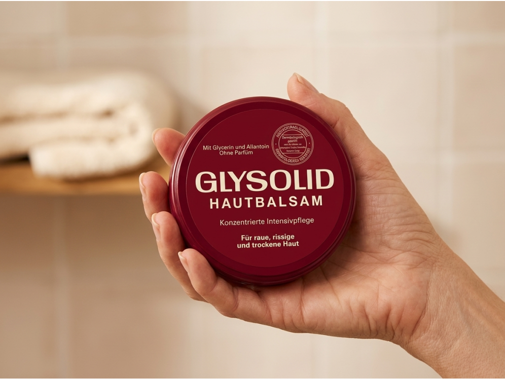 Glysolid pečující krémový balzám na pokožku 100 ml držený v ruce