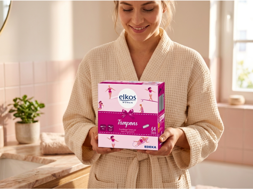 Žena drží balení Elkos Tampony Mini v koupelně