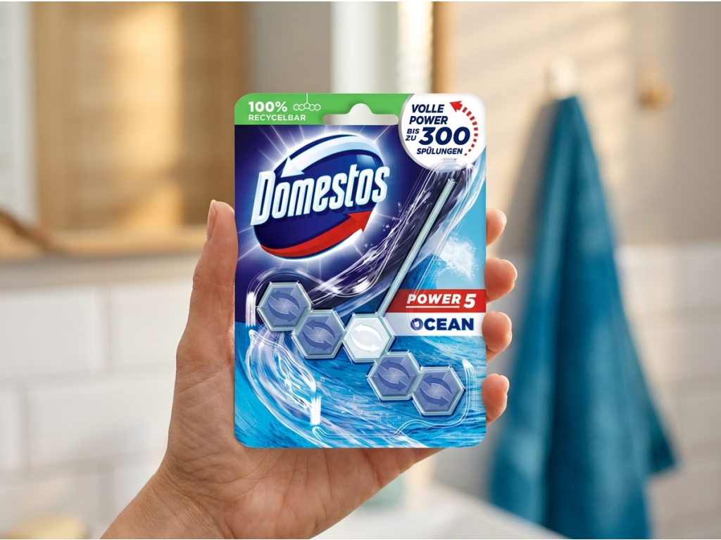 WC blok Domestos Power 5 Ocean v ruce