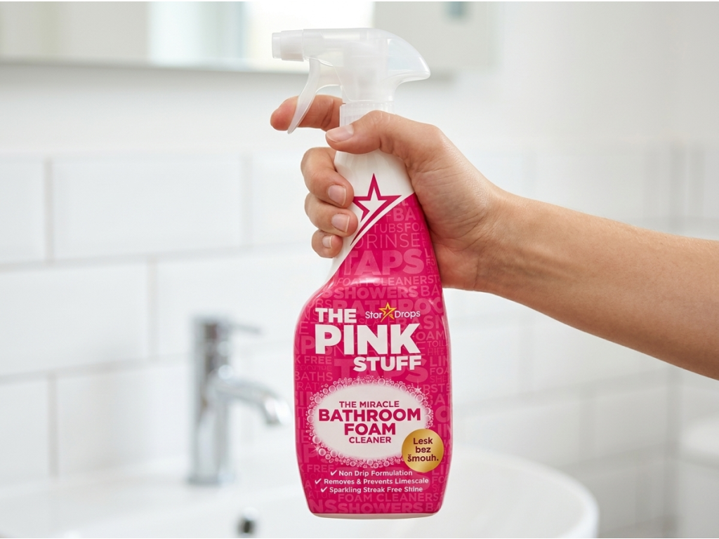 Láhev The Pink Stuff koupelnové pěny v ruce