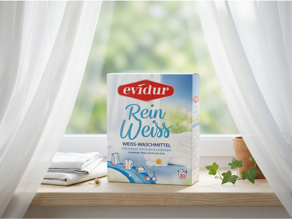 Evidur Rein Weiss u okna s bílými záclonami