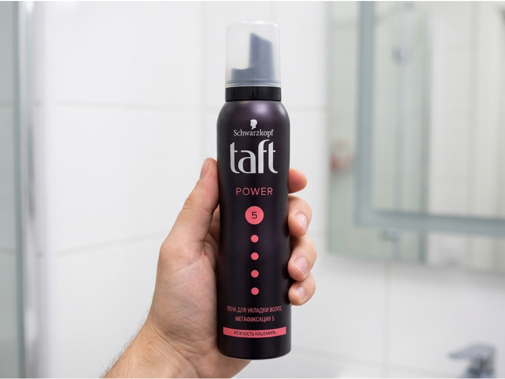 Pěnové tužidlo Taft Power v ruce