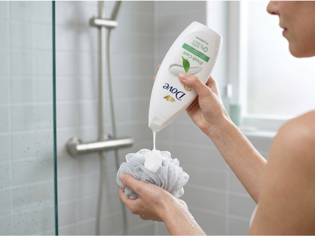 Dove Fresh Care sprchový gel při použití ve sprše