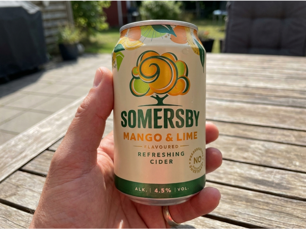 Somersby Mango a limetka plechovka v ruce