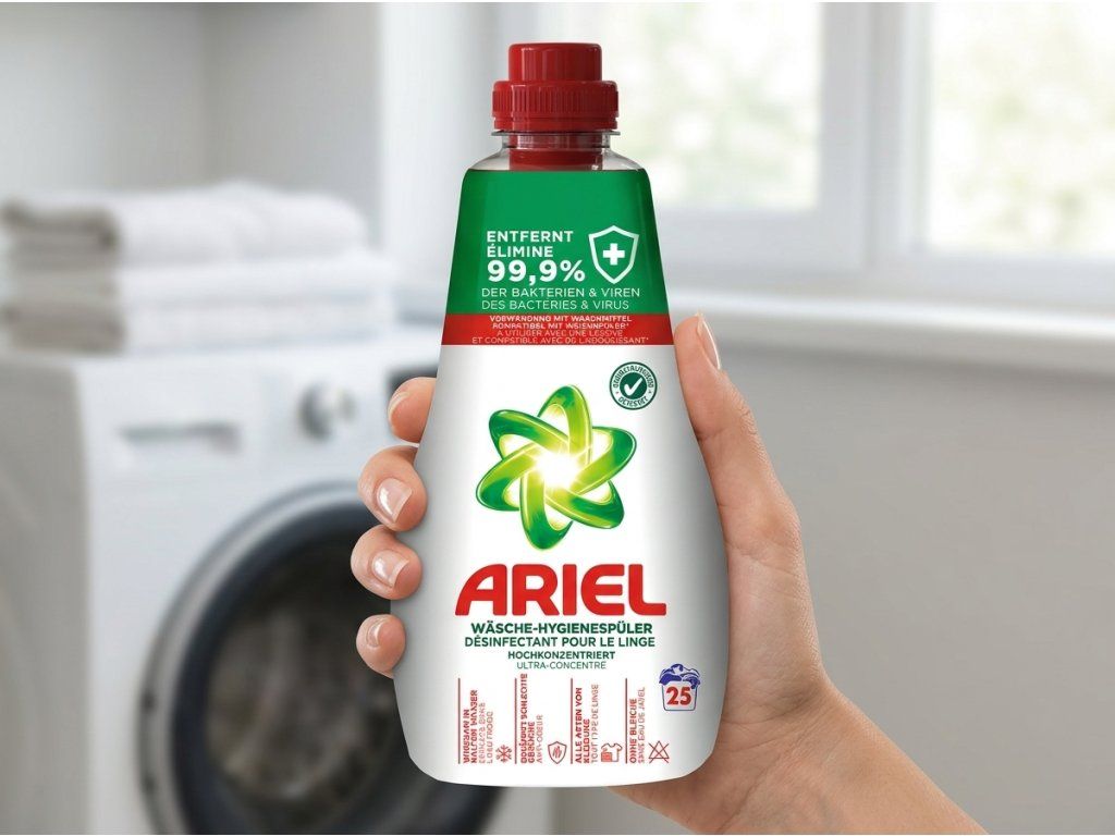 Ariel hygienická aviváž držená v ruce