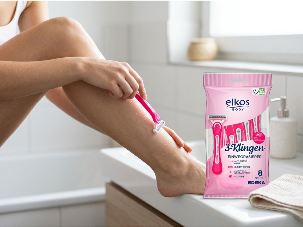 Žena používá Elkos Body holítko při holení nohou