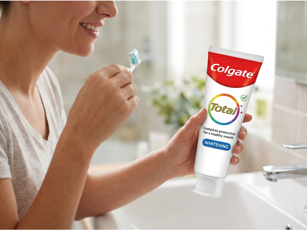Colgate Total Whitening zubní pasta XXL 125 ml při použití
