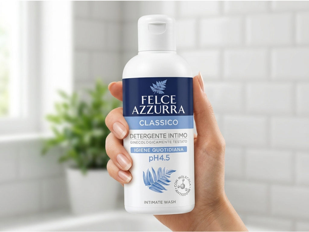 Felce Azzurra Intimo Classico držený v ruce