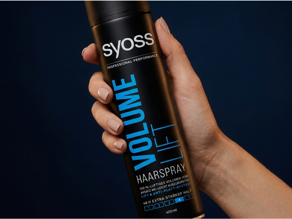 Lak na vlasy Syoss Volume Lift v ruce