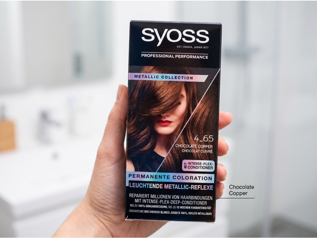 Barva na vlasy Syoss 4-65 v ruce