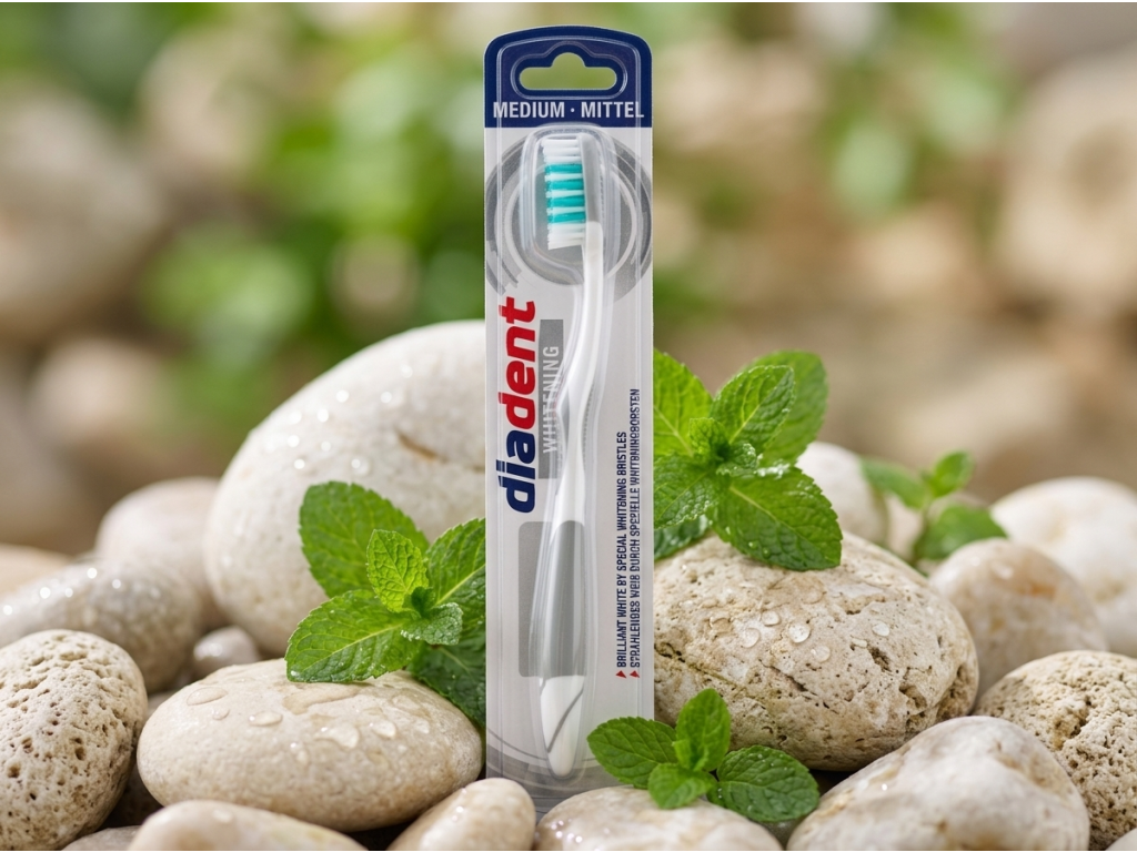 Diadent Whitening kartáček ve svěžím prostředí