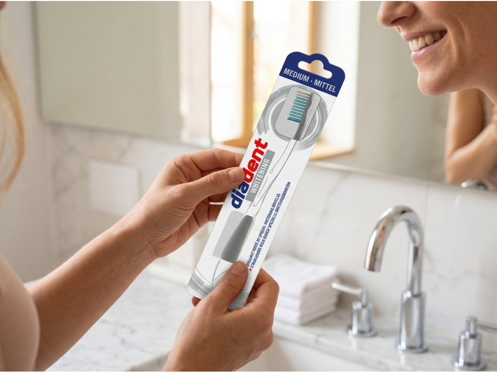 Žena používá kartáček Diadent Whitening v koupelně