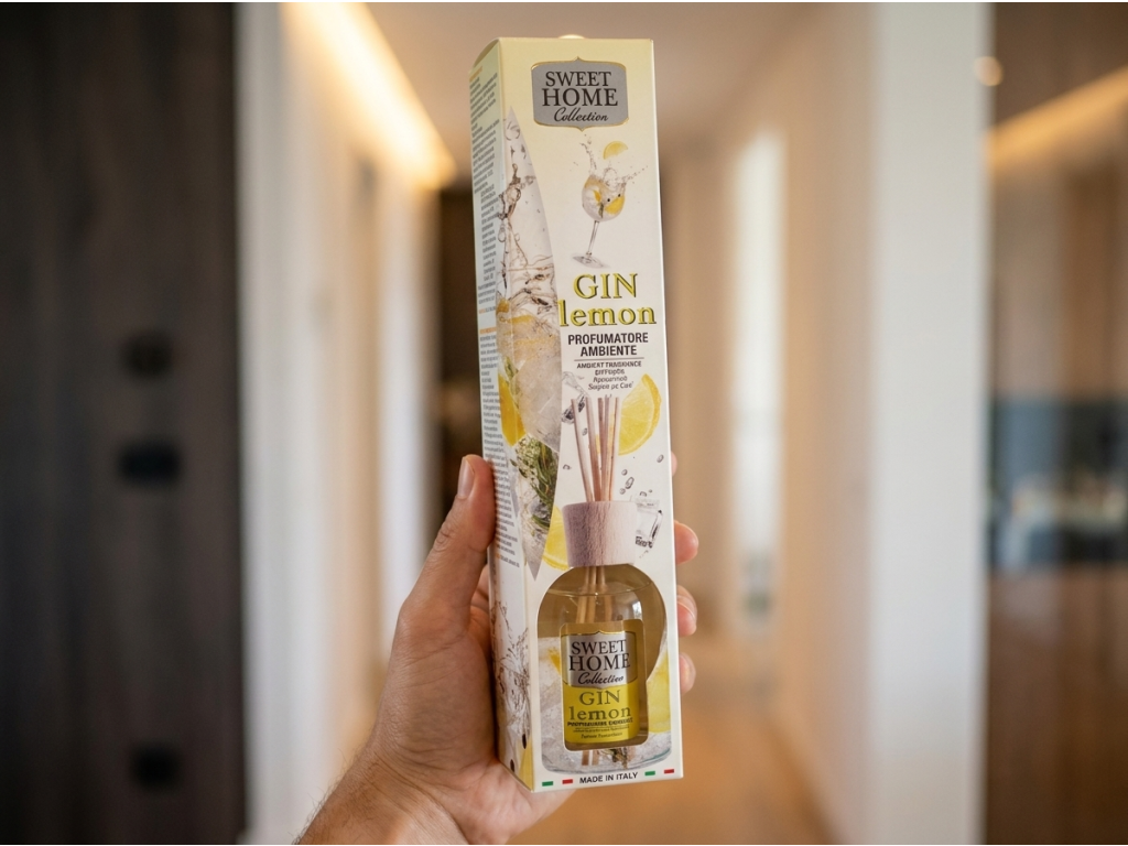 Sweet Home Collection Gin Lemon aroma difuzér držený v ruce