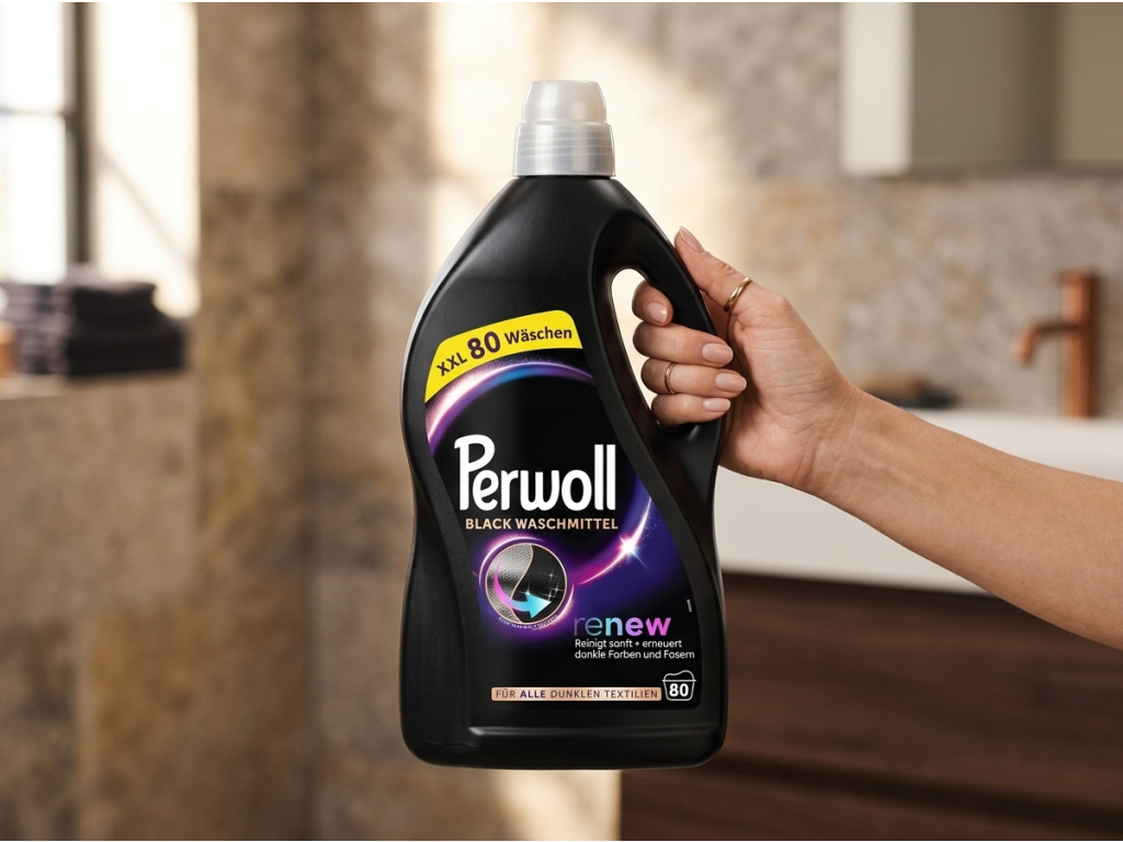 Perwoll Renew Black - detail lahve v ruce