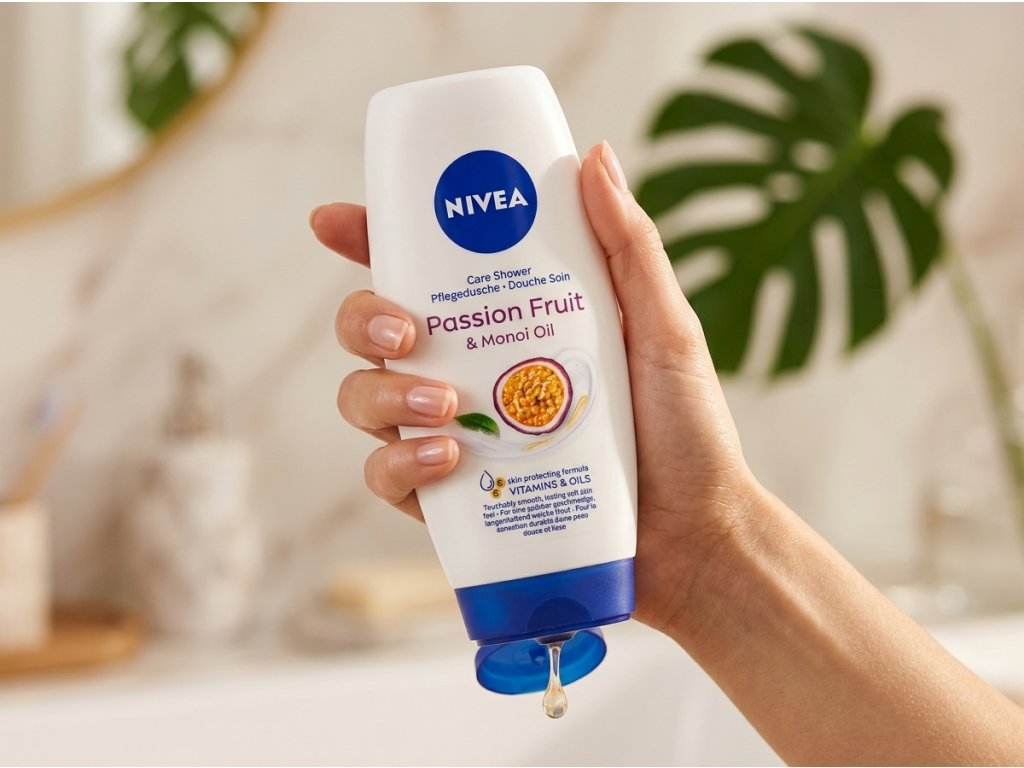 Nivea Passion Fruit Monoi Oil sprchový gel v ruce