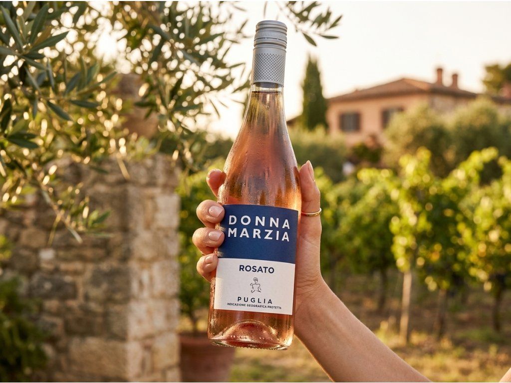 Donna Marzia Rosé - detail v ruce