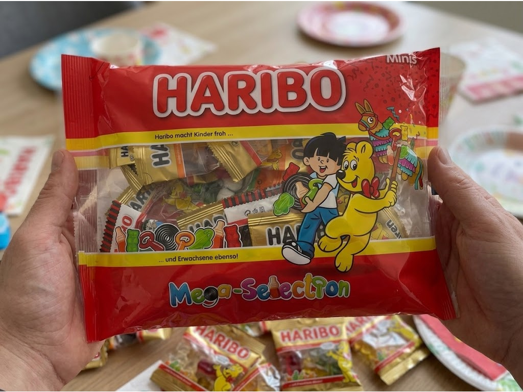 Haribo Mega Selections Minis 30 ks 425 g - balení v ruce