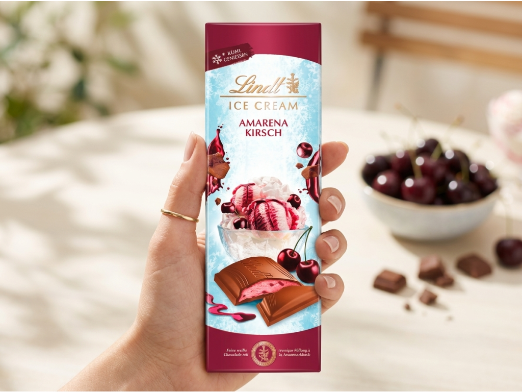 Lindt zmrzlinová mléčná čokoláda Amarena třešeň 100 g - v ruce