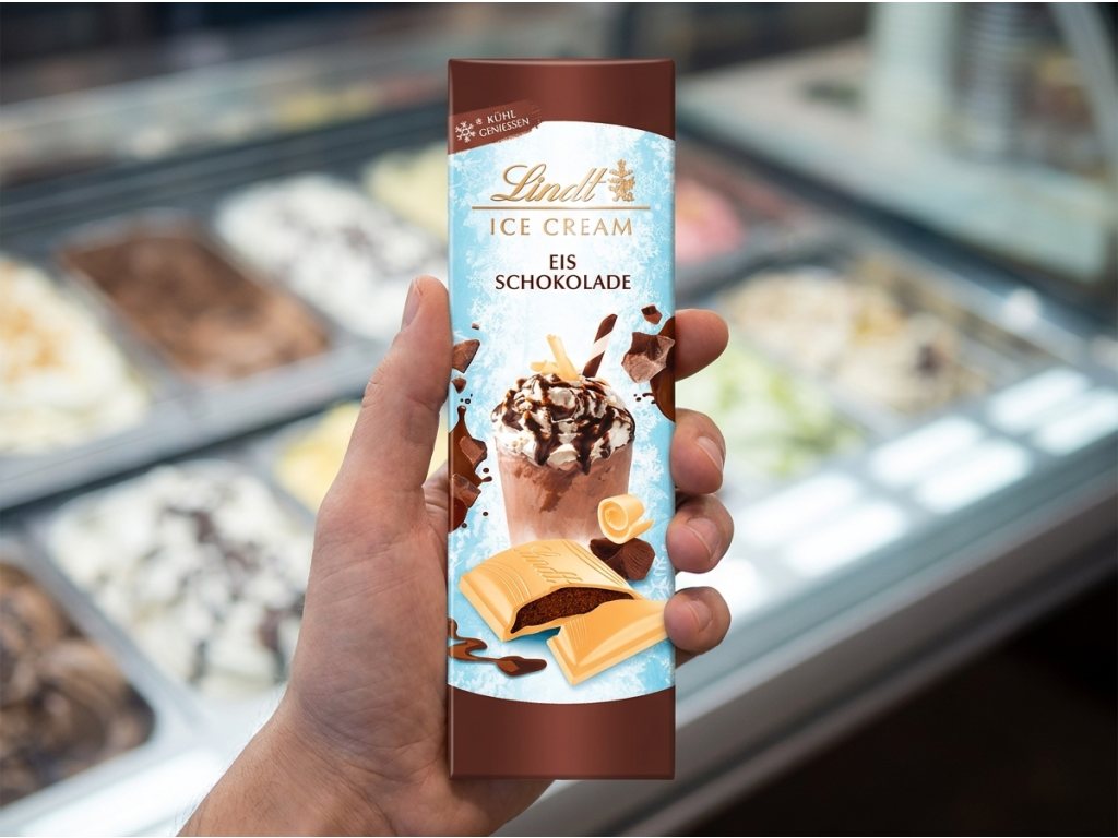 Lindt Ice Cream bílá čokoláda s čokoládovo-smetanovou náplní 100 g - detail v ruce