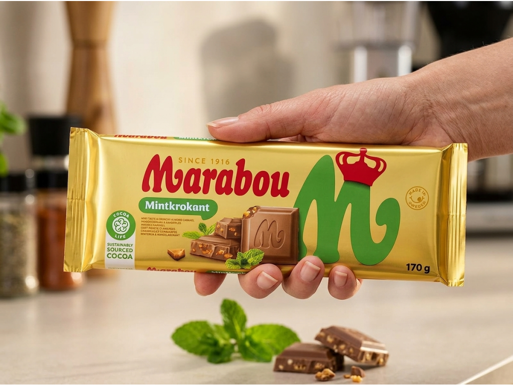 Marabou Mintkrokant mléčná čokoláda s mátou a mandlovým karamelem 170 g - detail v ruce