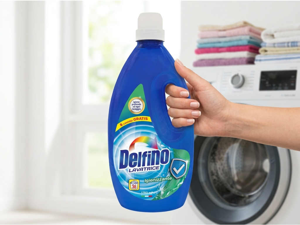 Balení pracího gelu Delfino Igienizzante v ruce