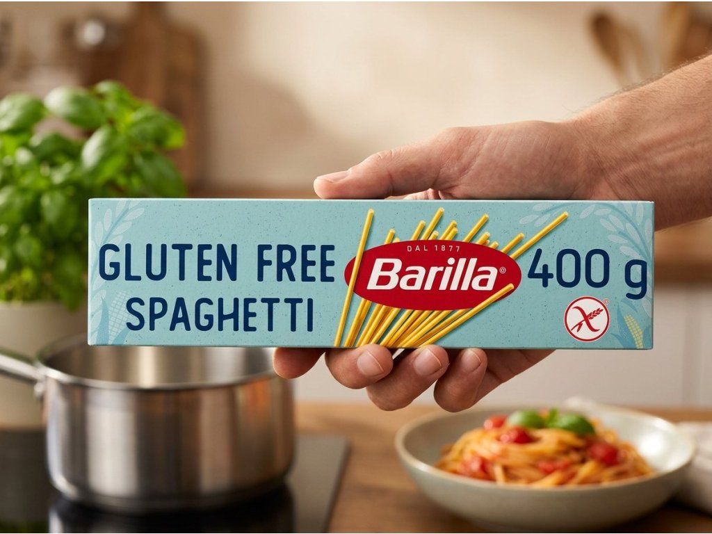 Balení Barilla bezlepkových špaget v ruce
